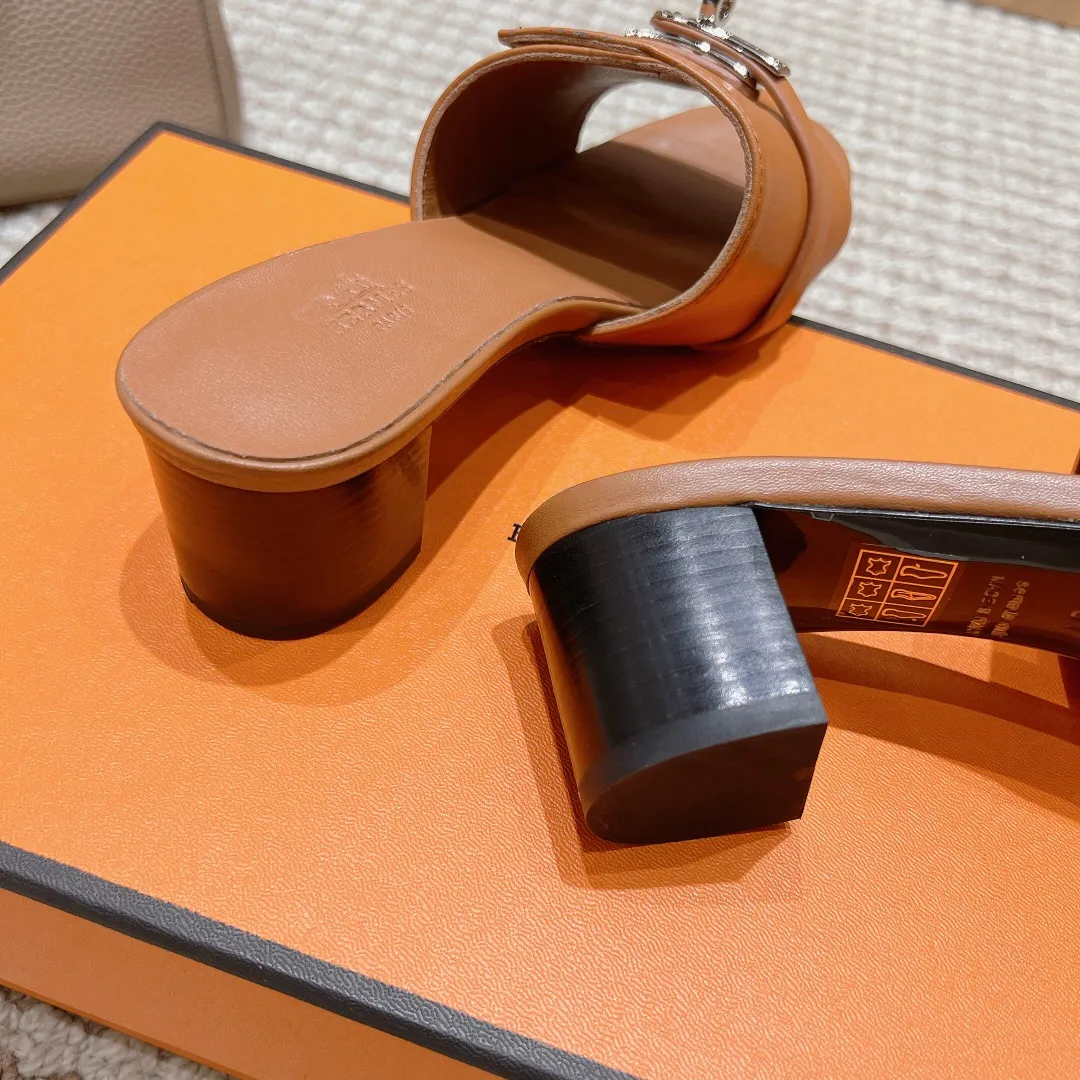 👟👟Ex-factory price 540👟👟 High version of the 2024 spring and summer new HERMES Hermès counter new style. The wedge-heeled Erjiu sandals and slippers, which have been extremely popular recently, are paired with various colorful socks. They are very trendy. Upper: cowhide. Outsole: technological imitation wood sole. Heel height: about 7cm. Size: Female 35-41 (40/41 non-refundable and non-exchangeable)